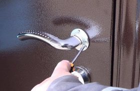 Замена дверной ручки металлической двери в Калининграде