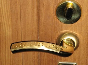 Замена дверной ручки входной двери в Калининграде